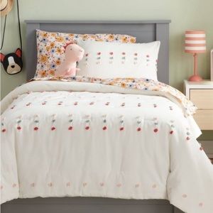 Girl’s Full/Queen pillowfort comforter + shams + sheet set